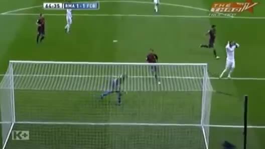 Cristiano Ronaldo hành hạ Barca và những cú sút phạt đẳng cấp