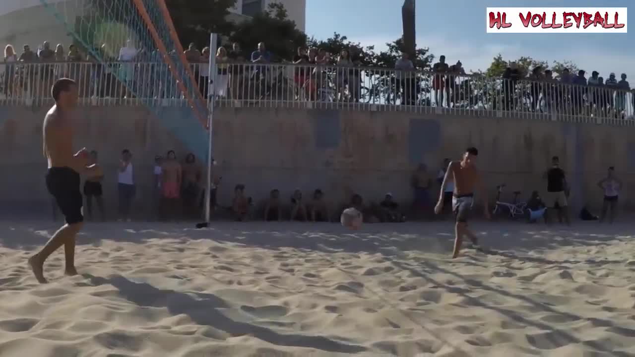 Ronaldinho chơi bóng chuyền 'đầu dò' cực đẳng cấp Toàn Skill độc