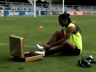 Ronaldinho thử thách với xà ngang