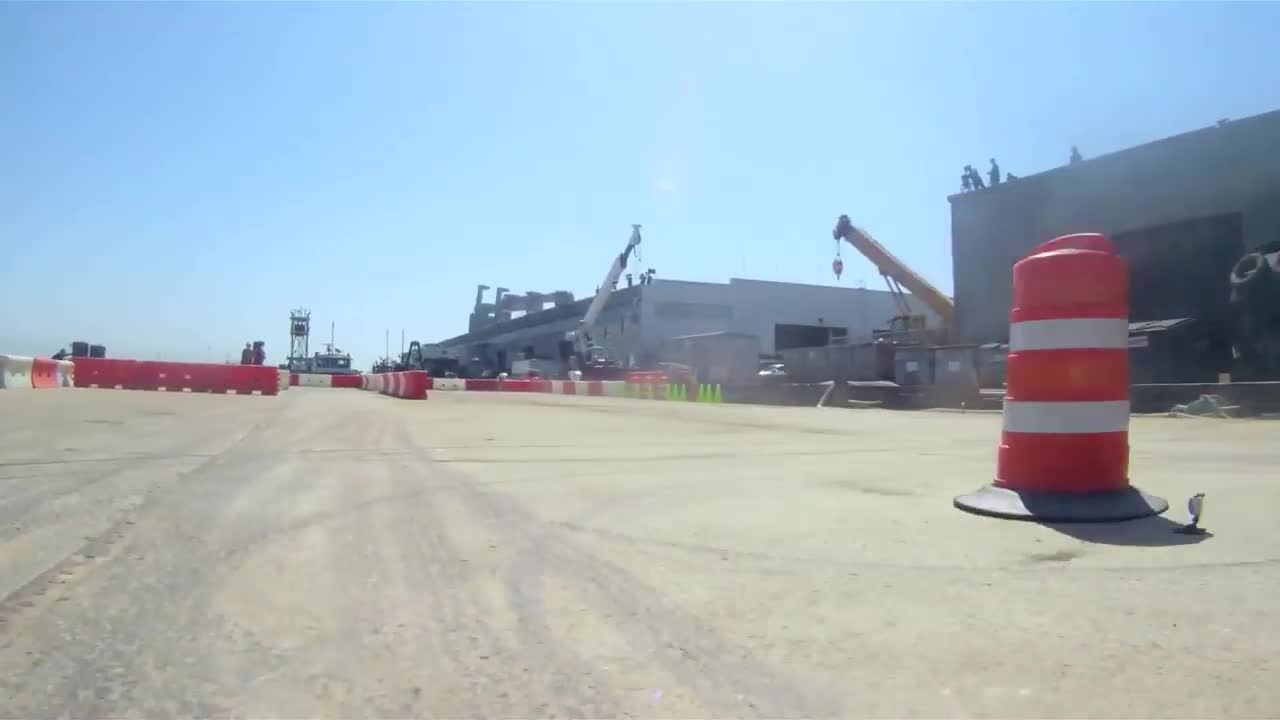 Màn lái xe siêu đẳng theo phong cách Gymkhana của quái xế Ken Block