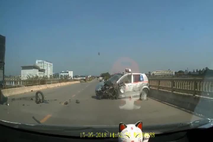 Taxi chạy như ngủ gật bị ôtô tải tông vỡ đầu