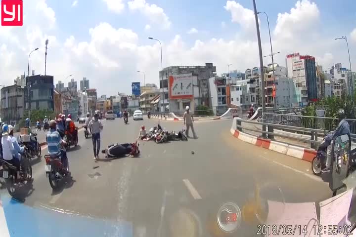 Xe máy chạy sang làn ôtô tông taxi, gây tai nạn liên hoàn