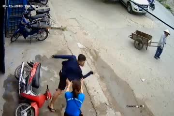 Cô gái rượt tên trộm xe máy chạy trối chết