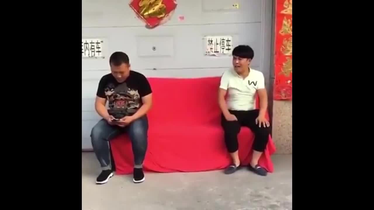 Cô gái xinh đẹp khóc thét vì bị chơi khăm
