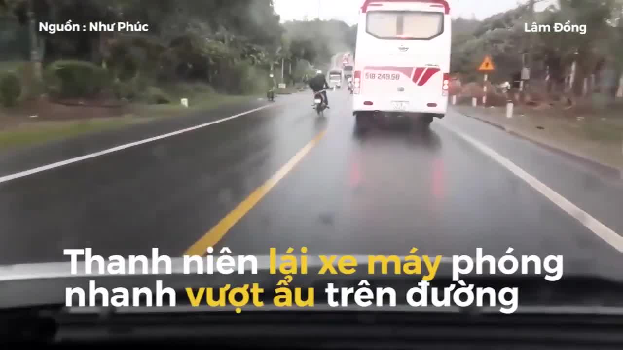 Xe máy vượt ẩu, lao thẳng gầm xe tải ngược chiều