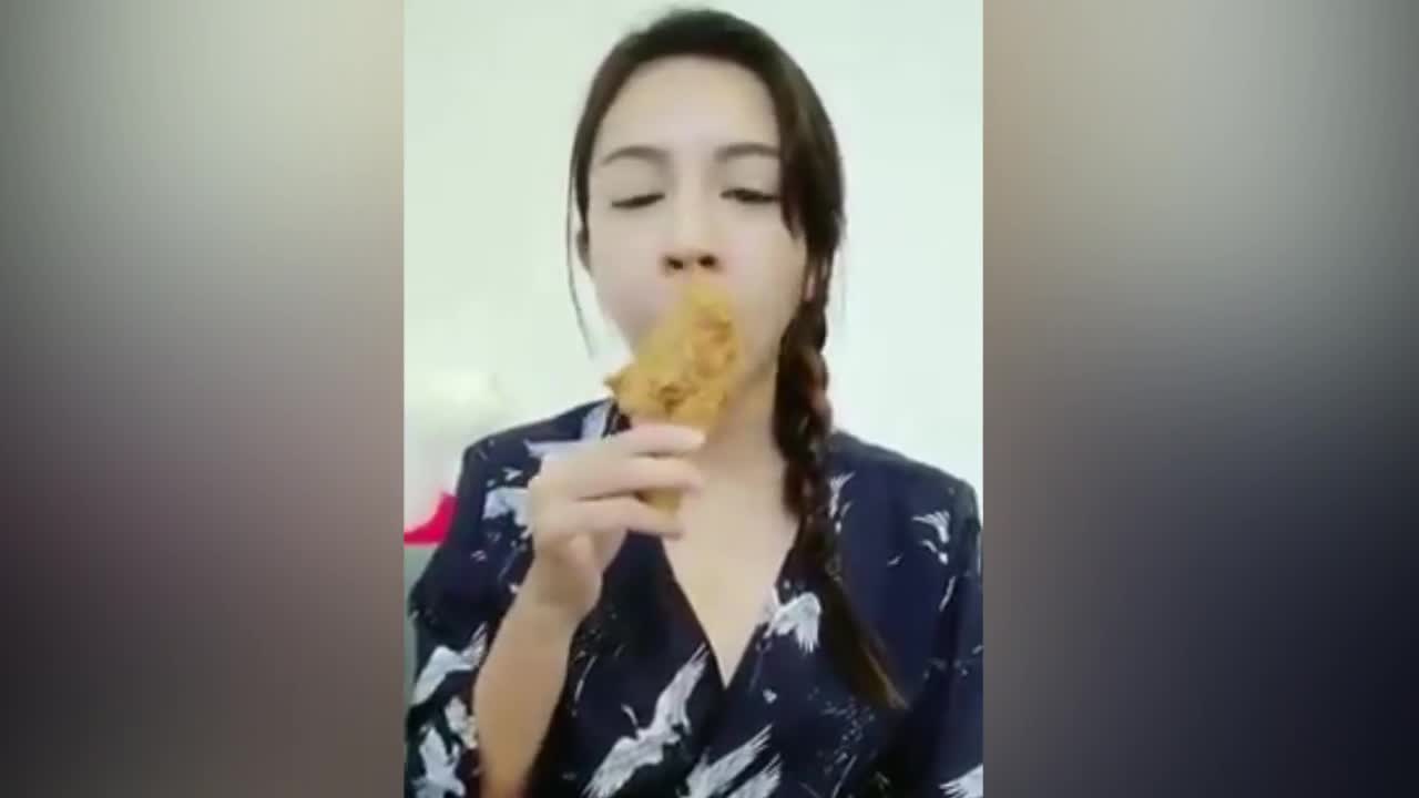 Người đẹp gây sốt bởi cách ăn kiêng 'độc nhất vô nhị'
