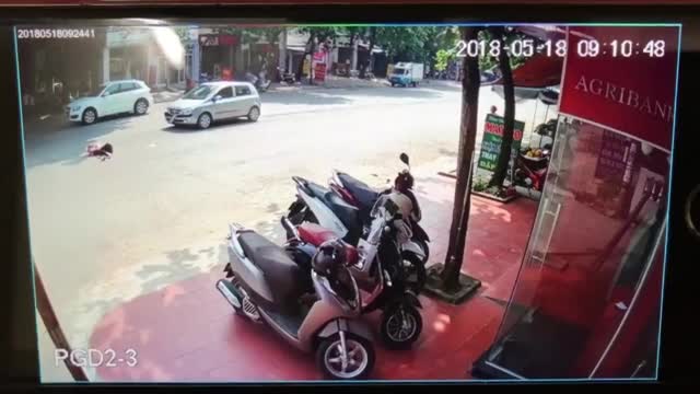Người phụ nữ đi bộ sang đường không dứt khoát bị ôtô hất tung