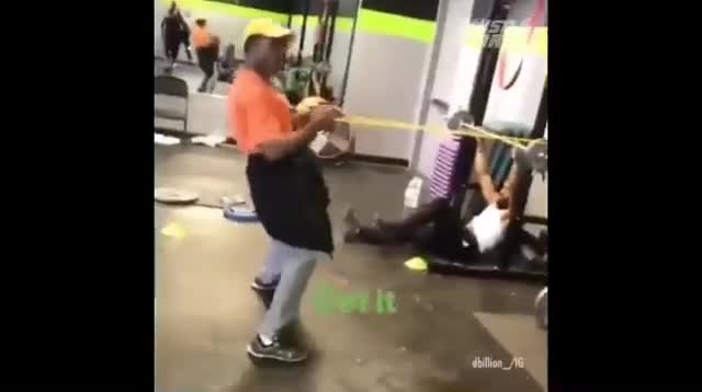 Đứng tim với hình ảnh khó tin trong phòng gym