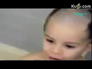 Cậu bé tự hớt tóc