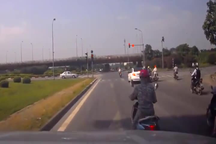 Nữ 'Ninja' dừng tránh nắng cách đèn đỏ 30m khiến ôtô phanh dúi dụi
