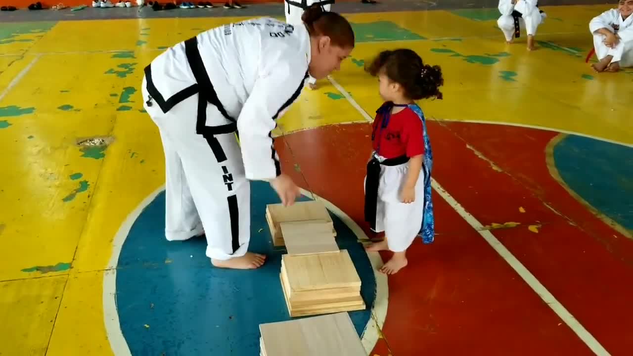 Cao thủ Taekwondo nhí 'lấy thịt đè người' đập vỡ tấm gỗ