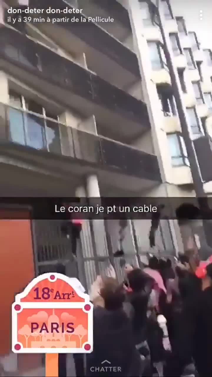 'Người nhện' Paris trèo 4 tầng cứu bé trai kẹt trên ban công
