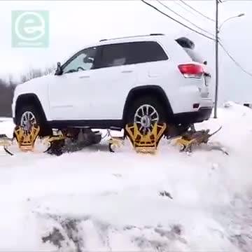 Xe ô tô chạy trên băng tuyết