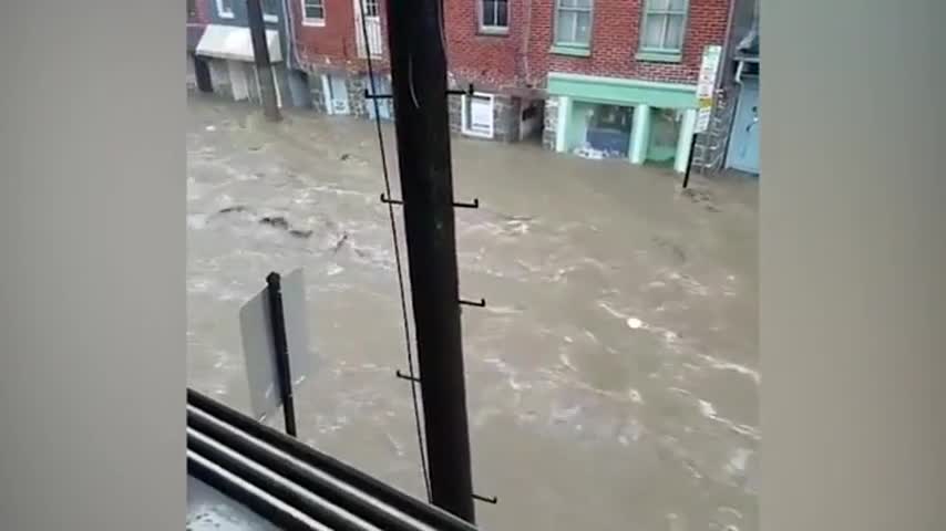 Mưa lũ cuốn trôi ôtô trên đường phố Mỹ