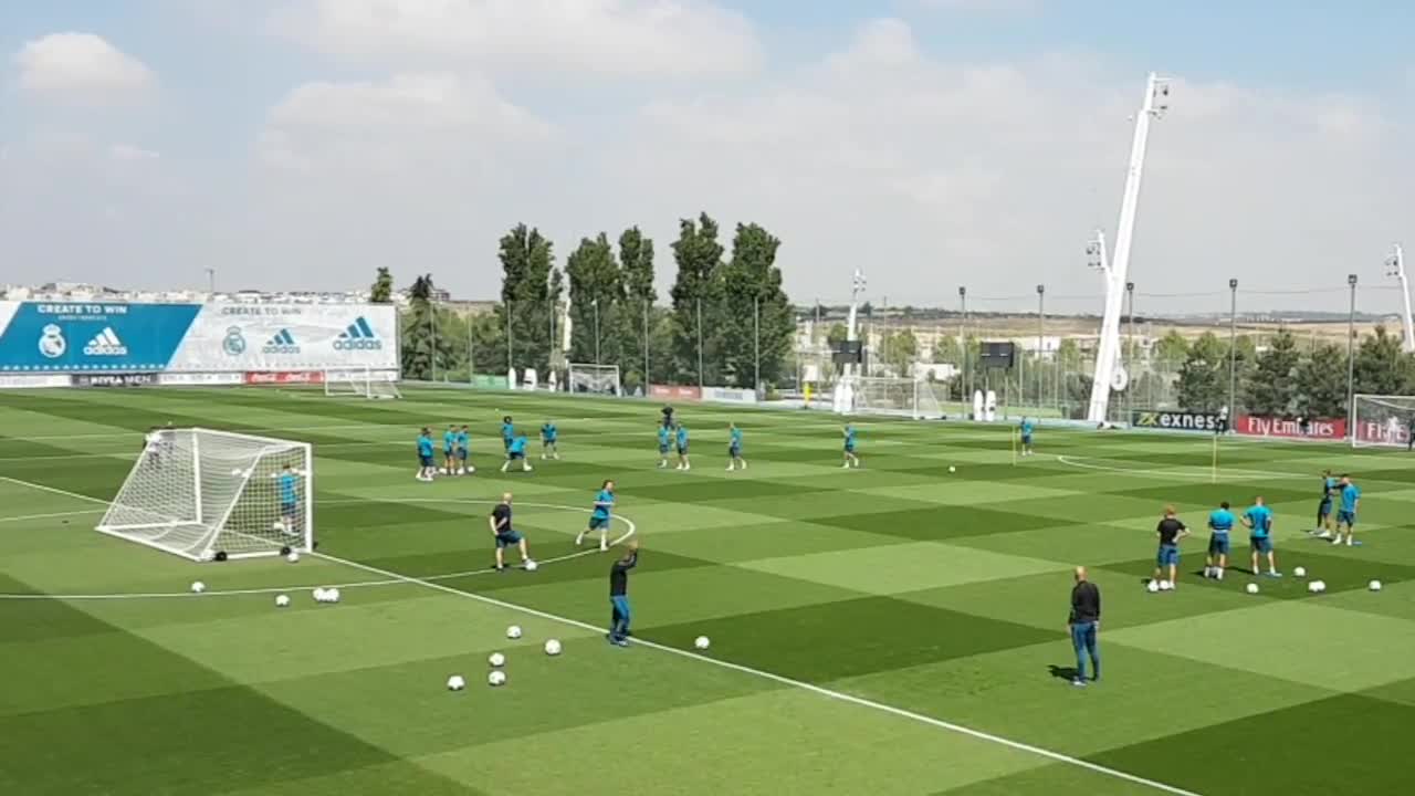 Xem siêu phẩm volley của Modric trên sân tập Real