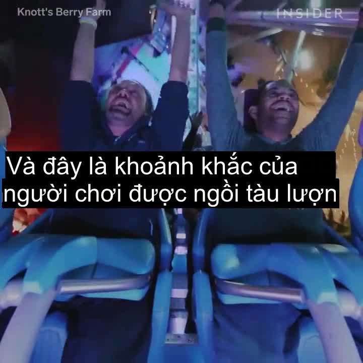 Khách la hét khi chơi tàu lượn dốc 95 độ ở Mỹ