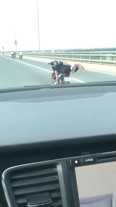 'Quái xế' nằm trên xe máy, phóng như bay trên cầu Nhật Tân