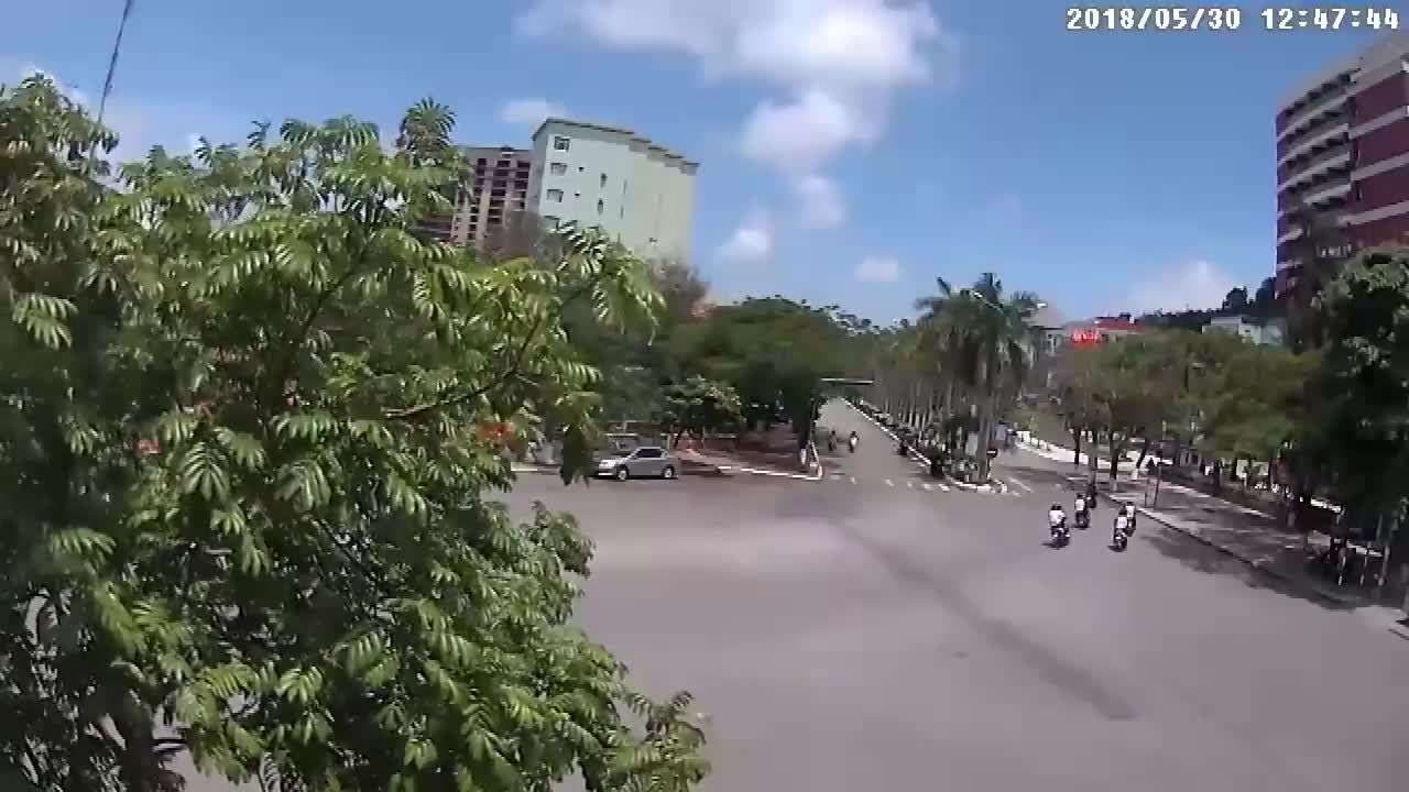 Xe máy ôm cua thất bại, đâm sầm vào gốc cây gây tai nạn liên hoàn