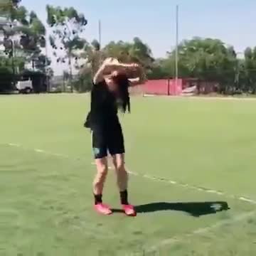 Cô gái tâng bóng hút hồn người xem