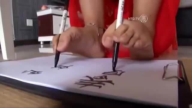 Cô gái viết bằng hai chân hai tay cùng lúc