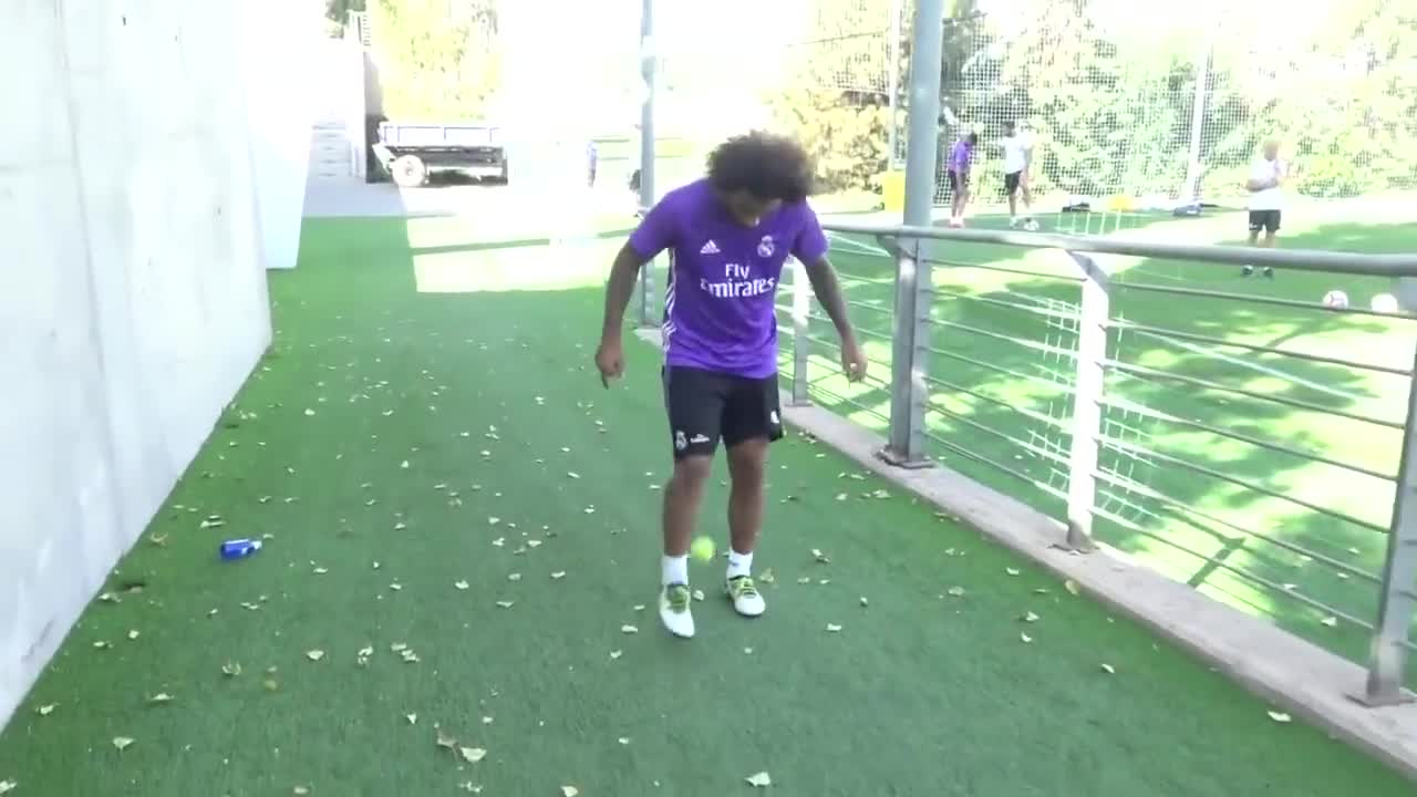 Real Madrid Marcelo tâng bóng quần vợt quá đỉnh