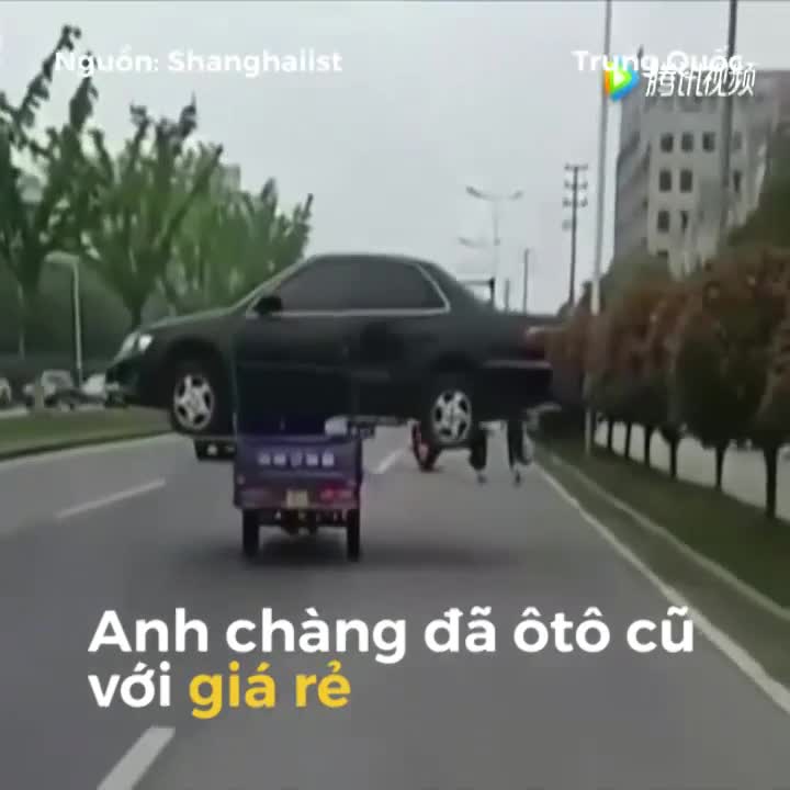 Chở ôtô bằng xe ba gác, tài xế Trung Quốc bị phạt 1 300 tệ