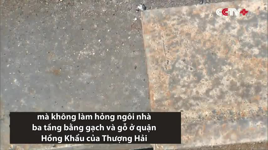 Công nhân Trung Quốc di chuyển ngôi nhà cổ 100 năm tuổi