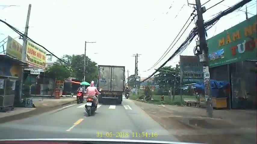 Hai mẹ con suýt bỏ mạng khi đi xe máy sát ôtô tải