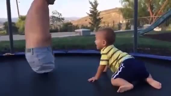 Nick Vujicic vui đùa với con trai