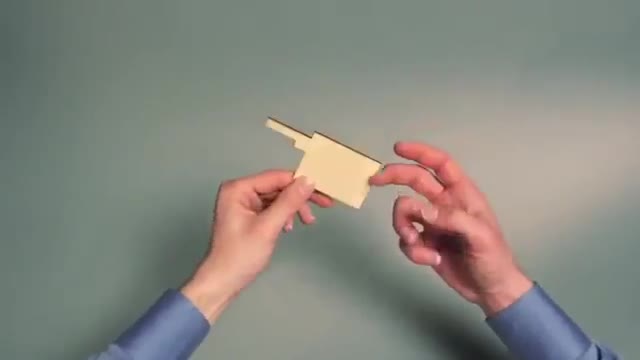 Clip quay chậm chàng trai chơi đùa cùng gỗ thật lạ mắt