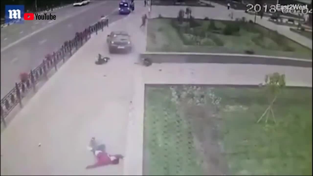 Ô tô mất lái húc 3 sinh viên bắn lên không trung