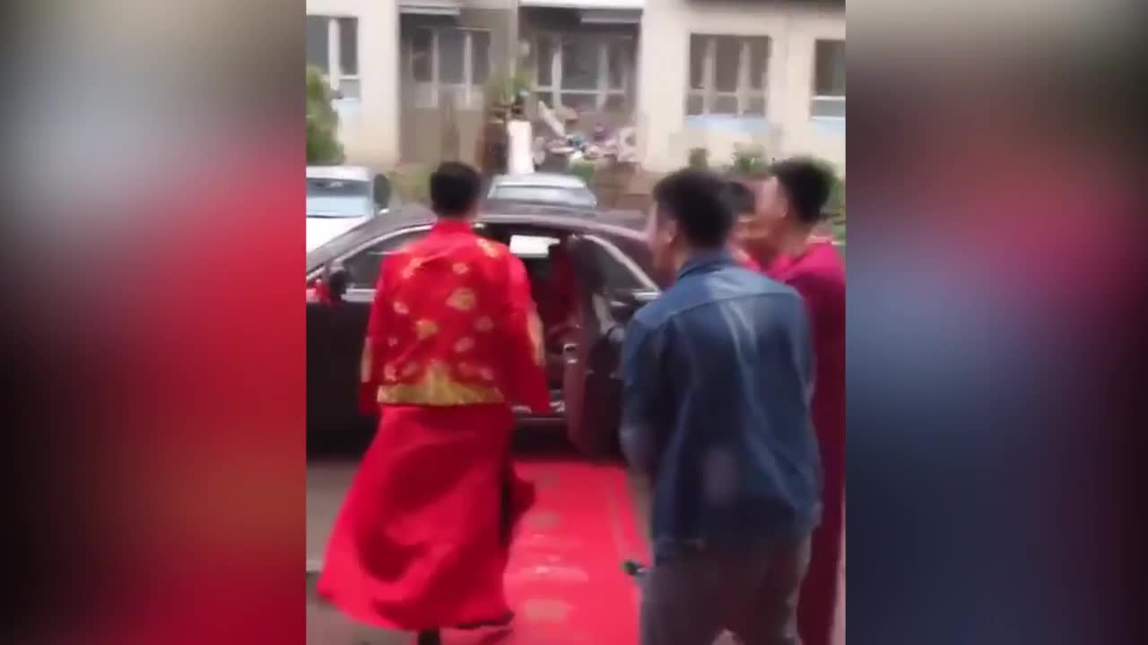 Chú rể vui cười dù bỏ quên cô dâu trong ngày cưới