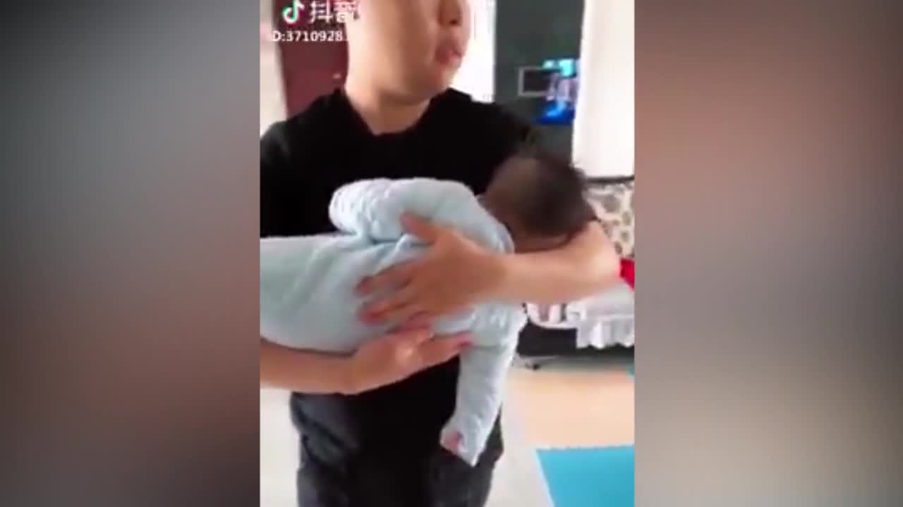 Cậu bé giả vờ ngủ khi được bố bế trên tay