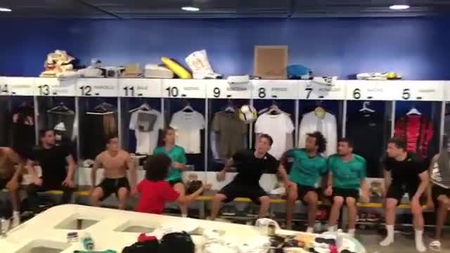 Con trai Marcelo tâng bóng bằng đầu cùng các cầu thủ Real quá đỉnh