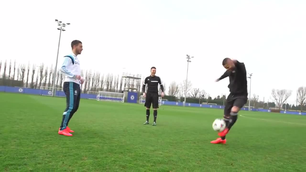 Video Hazard và F2 Freestylers thi tâng bóng trên sân cỏ