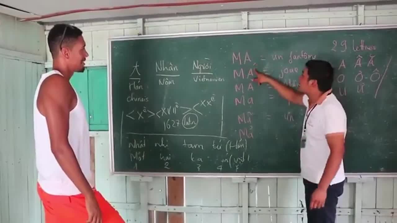 Cầu thủ Man Utd gây sốt với video học tiếng Việt ở Hạ Long