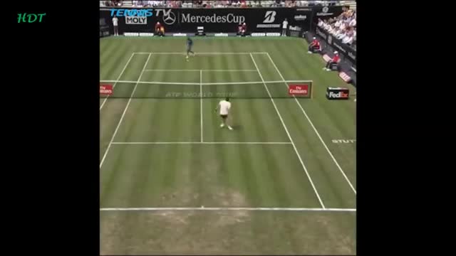 Cú đánh tennis quá dị, đối thủ vừa tức vừa phục