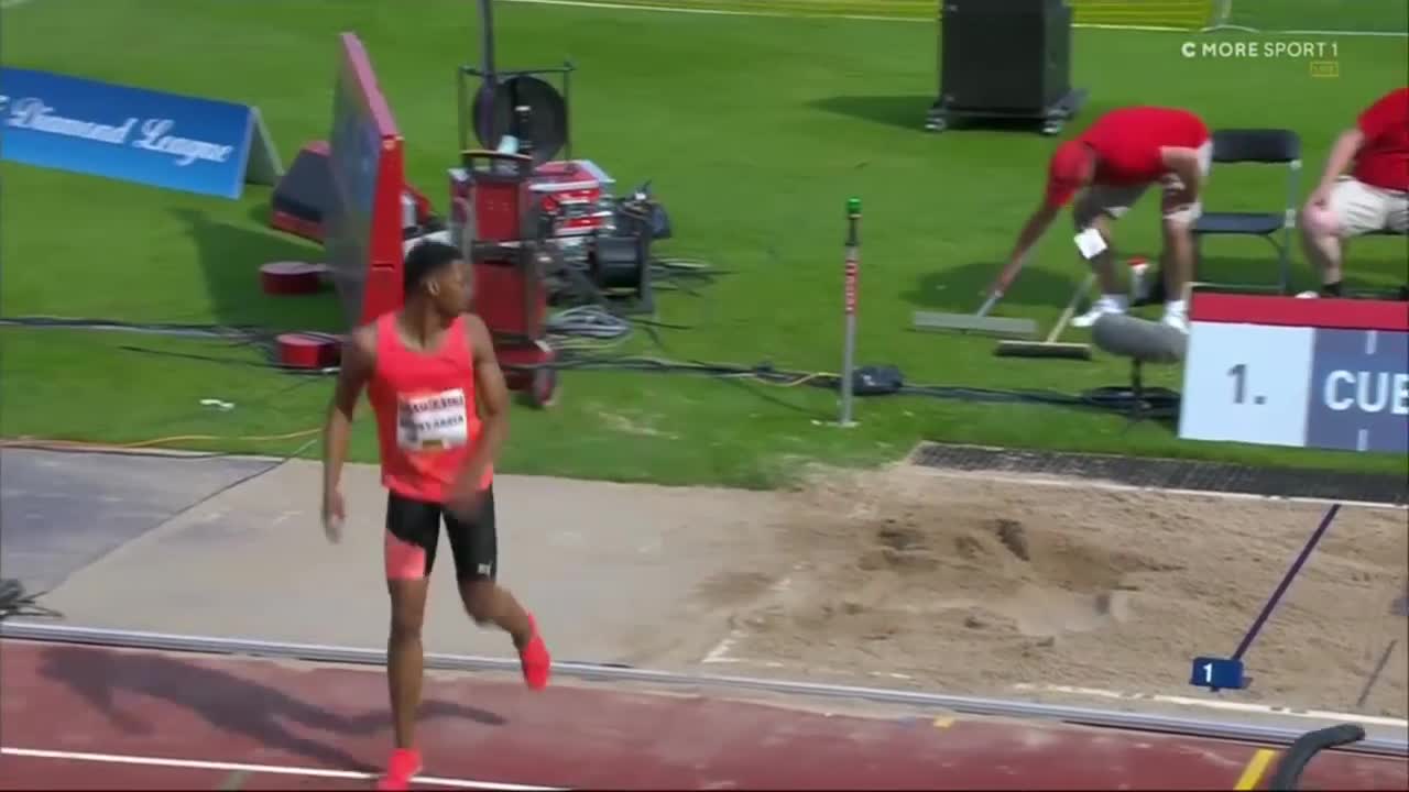 Juan Miguel Echevarria thực hiện thành công cú nhảy xa 8.83 mét