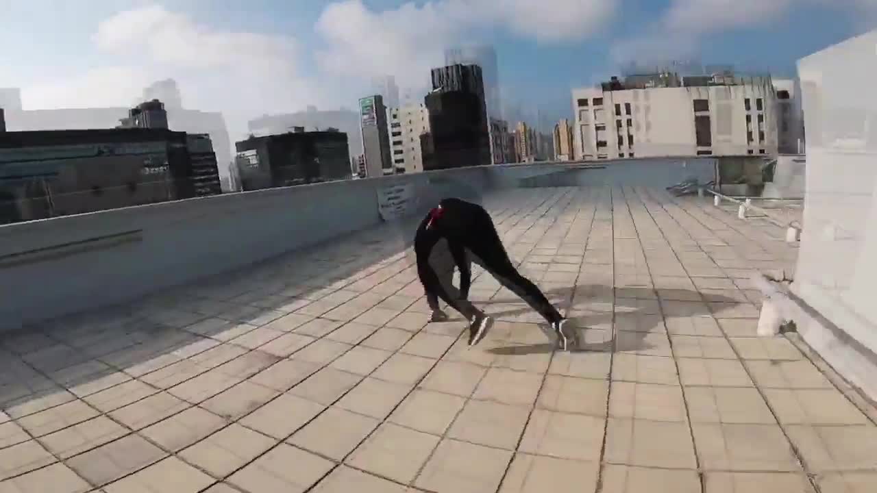 Nhóm thanh niên chơi parkour nhảy qua tòa nhà 17 tầng như Hollywood