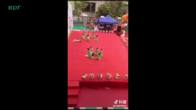 Clip cực lầy của bé khi hồn nhiên bỏ mặc cả thế giới