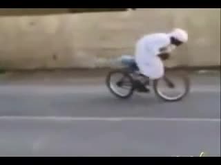 Màn drift xe tóe khói theo phong cách Ả Rập hài hước