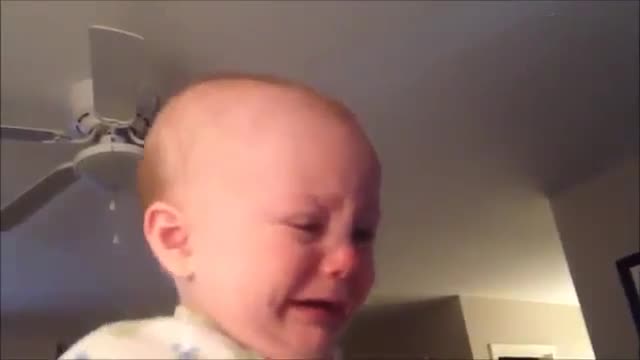 Bé trai mếu máo khóc khi nghe bố hát trông thật đáng yêu