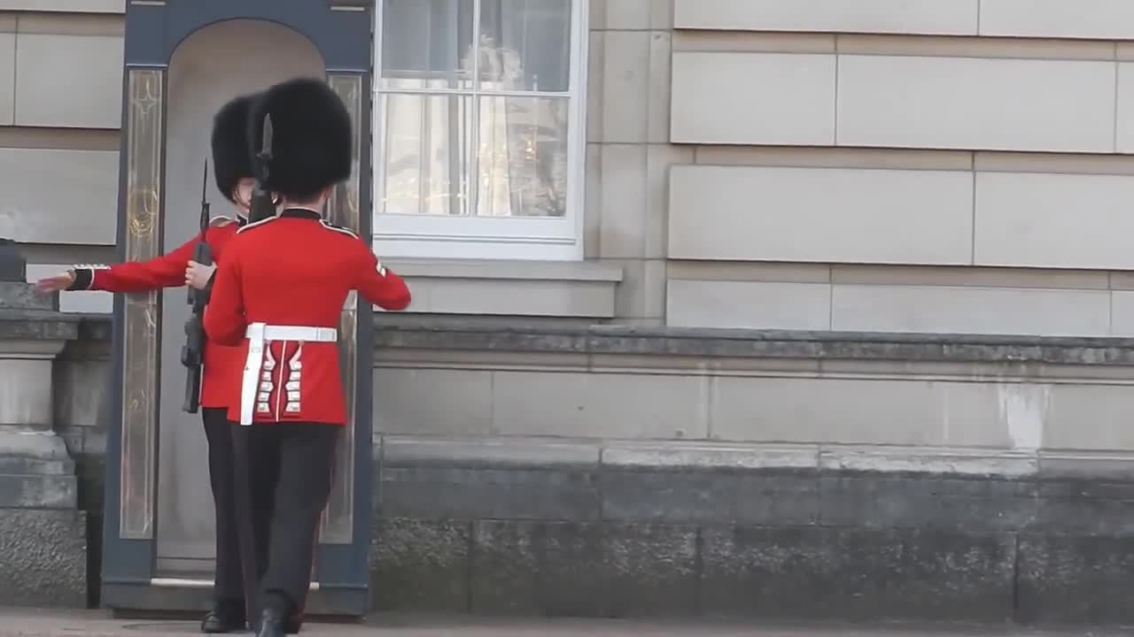 Lính gác điện Buckingham trượt chân 