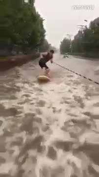 Lướt ván ngay trên quốc lộ môn thể thao mới mùa mưa lũ