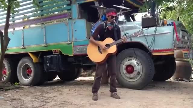 Một mình anh ấy kiêm cả ban nhạc