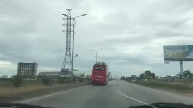 Xe khách giường nằm nghiêng ngả như sắp đổ vẫn lao vun vút trên đường