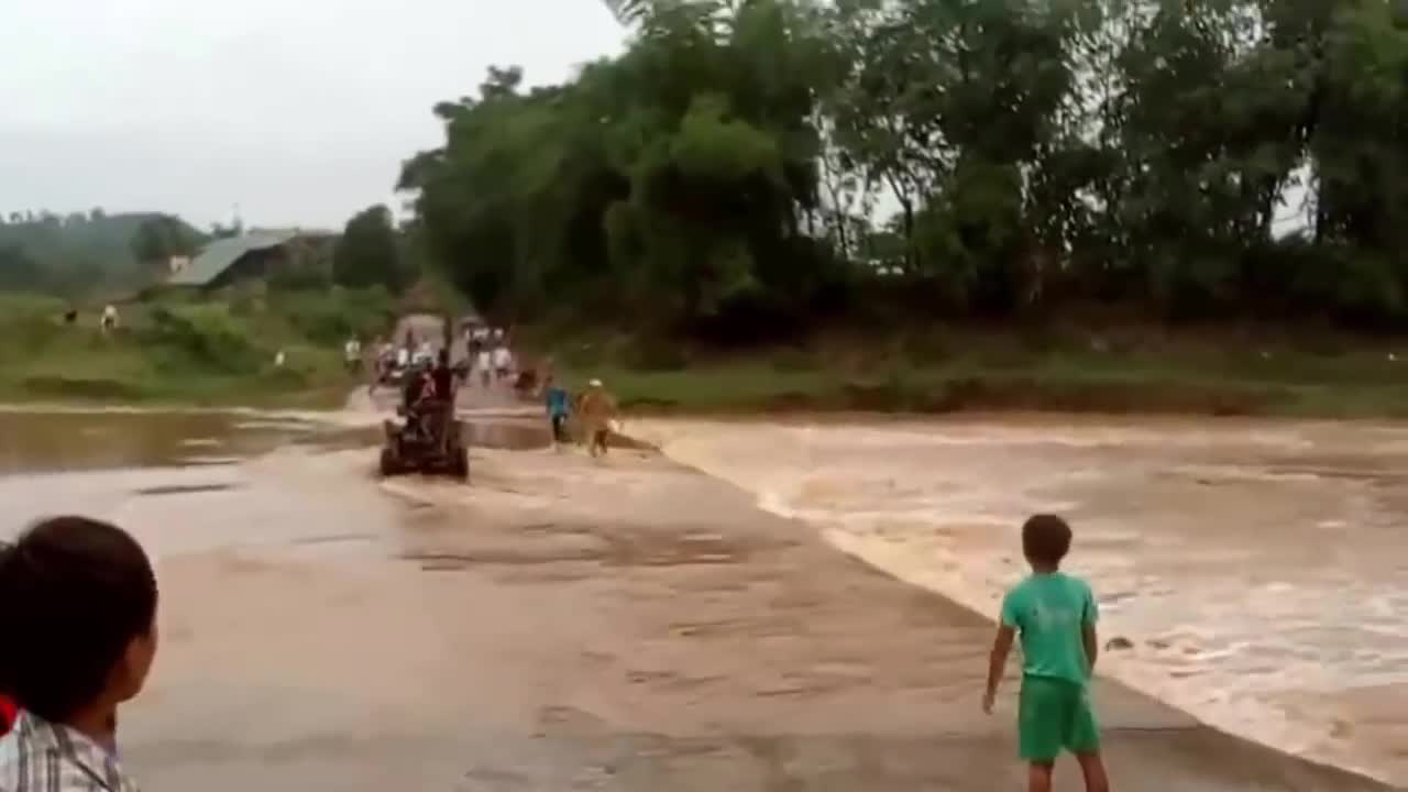 Thanh niên liều mạng đi xe máy qua dòng nước lũ và cái kết là mất xe