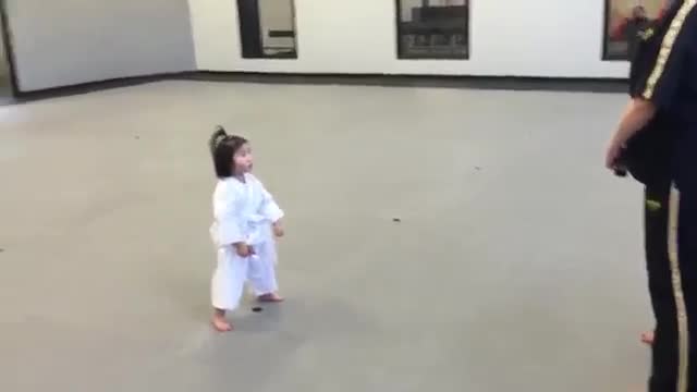 Bài biểu diễn Karate cực yêu của bé gái 3 tuổi