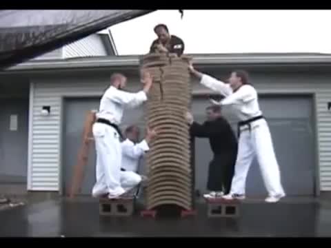 Võ sư Karate dùng tay không đập vỡ 35 viên gạch
