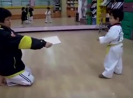 Chú nhóc Taekwondo và cú đá công phá làm say lòng dân mạng